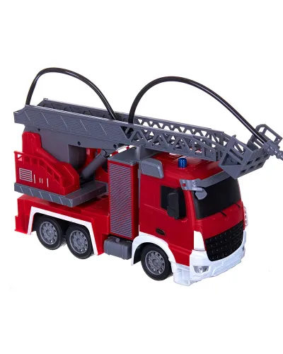 Camion de pompier avec échelle et jet d'eau