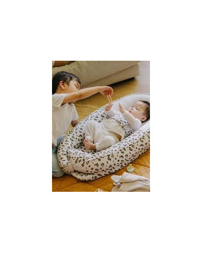 Réducteur de lit Cocoon Leopard Cream Doomoo pour nouveau-né, motif léopard