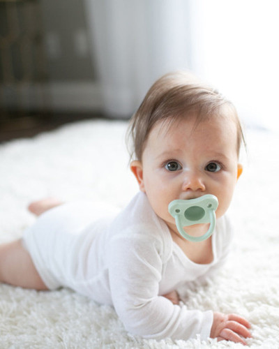 Sucettes Dr. Brown's HappyPaci bleu et vert dans leur emballage