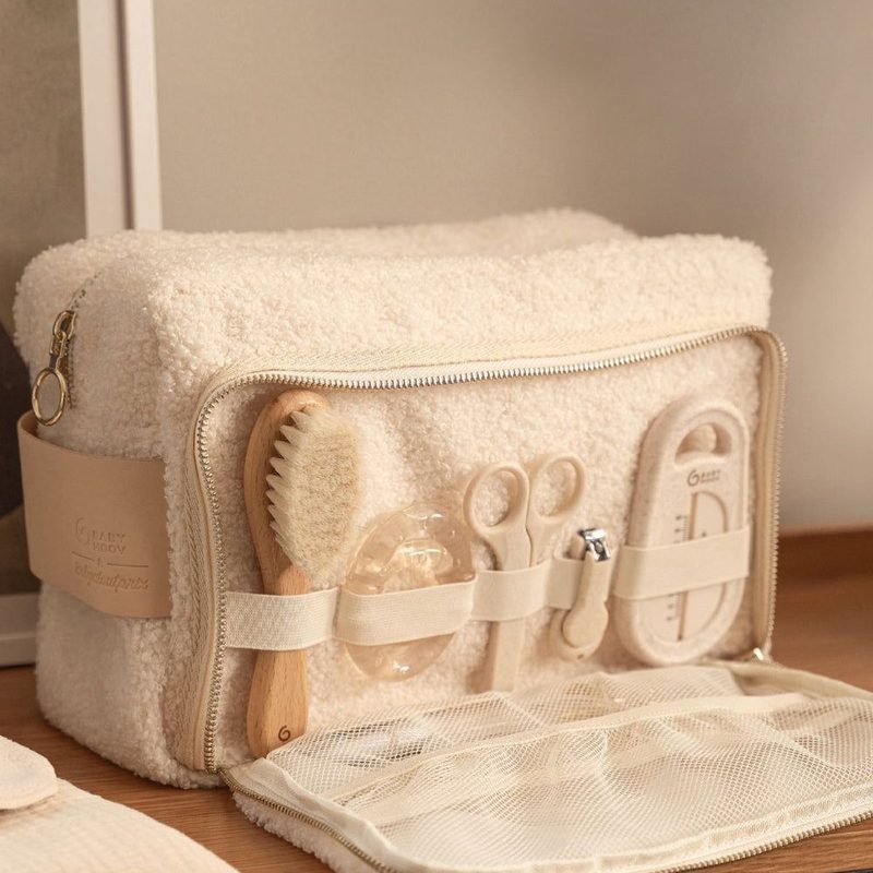 Trousse de soins bébé avec brosse, peigne et coupe-ongles