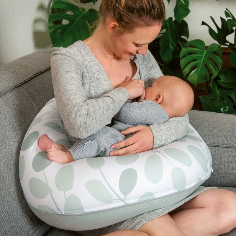 Maman qui allaite son bébé sur un coussin d'allaitement