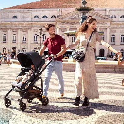 Jeunes parents en balade en ville avec leur poussette