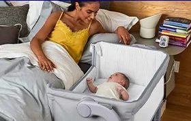 Maman qui veille sur son bébé couché dans le berceau cododo Next2Me