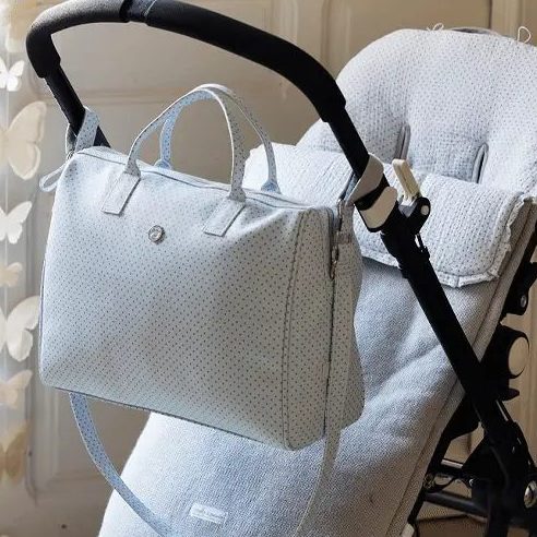 Sac à langer accroché à la poussette, prêt pour la sortie