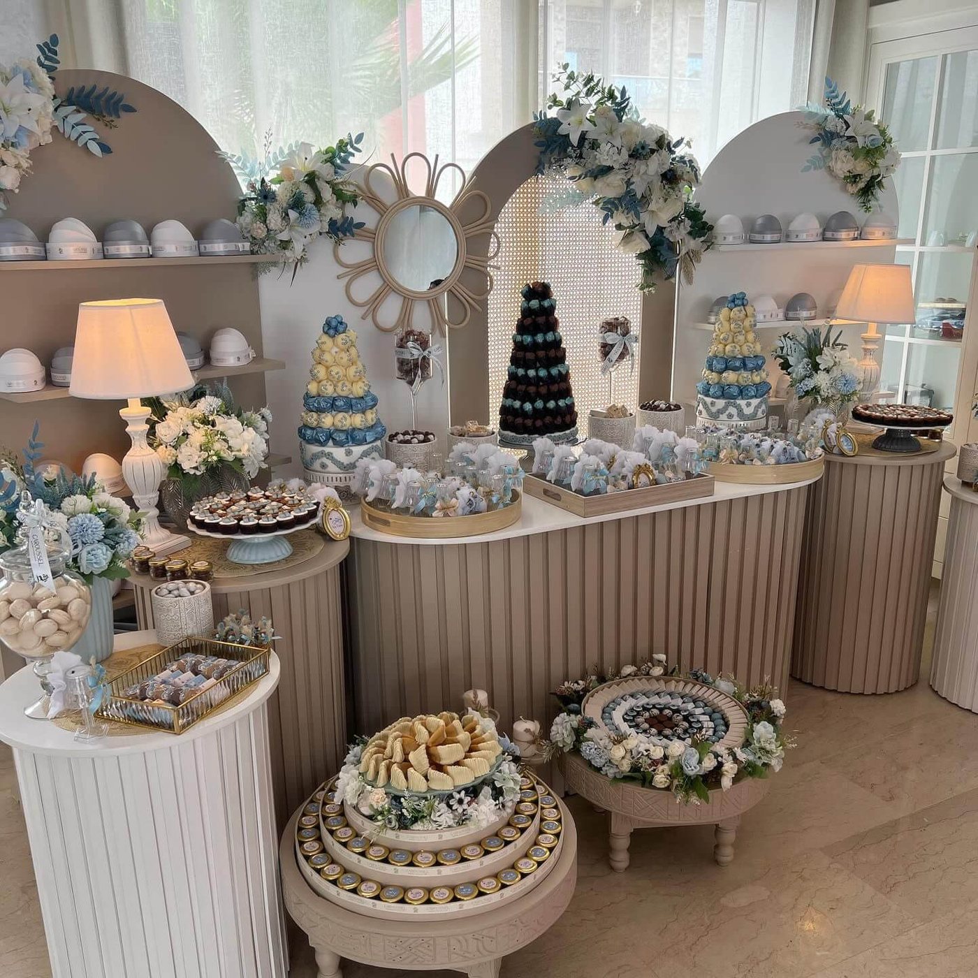 Table de douceurs du sbou3 en bleu et blanc, avec pièces montées, plateaux de chocolats et boîtes cadeaux