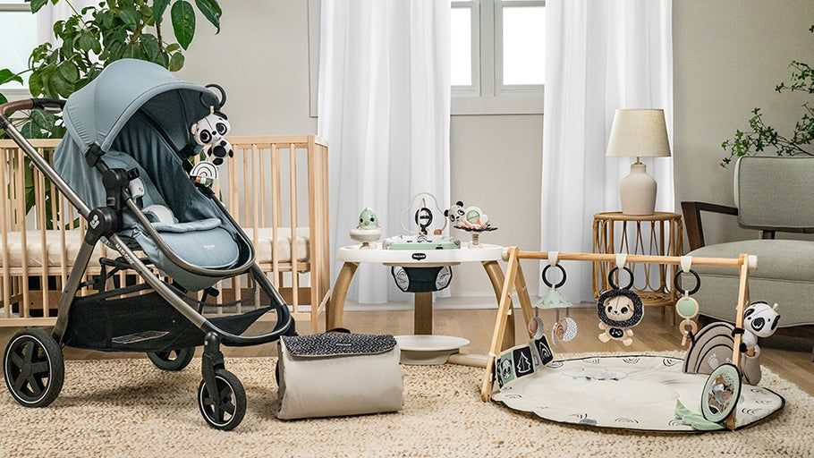 Chambre de bébé aménagée avec poussette, lit en bois et arche d'éveil