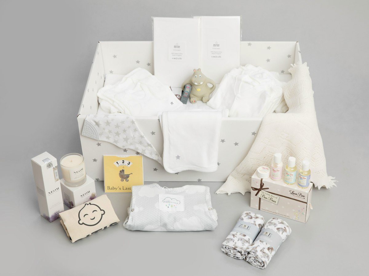 Coffret cadeau naissance avec vêtements et accessoires de bébé